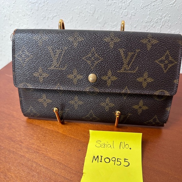 AUTHENTIC LOUIS VUITTON MONOGRAM
SARAH WALLET MI0955 - Picture 6 of 13